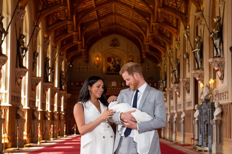 WINDSOR, ENGLAND - MAY 08: Prince Harry, Duke of Sussex and Meghan, Duchess of Sussex, pose with their newborn son Prince Archie Harrison Mountbatten-Windsor during a photocall in St George's Hall at Windsor Castle on May 8, 2019 in Windsor, England. The WINDSOR, ENGLAND - MAY 08: Prince Harry, Duke of Sussex and Meghan, Duchess of Sussex, pose with their newborn son Prince Archie Harrison Mountbatten-Windsor during a photocall in St George's Hall at Windsor Castle on May 8, 2019 in Windsor, England. The