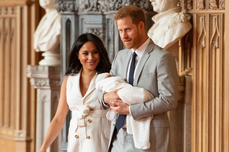WINDSOR, ENGLAND - MAY 08: Prince Harry, Duke of Sussex and Meghan, Duchess of Sussex, pose with their newborn son Prince Archie Harrison Mountbatten-Windsor during a photocall in St George's Hall at Windsor Castle on May 8, 2019 in Windsor, England. The WINDSOR, ENGLAND - MAY 08: Prince Harry, Duke of Sussex and Meghan, Duchess of Sussex, pose with their newborn son Prince Archie Harrison Mountbatten-Windsor during a photocall in St George's Hall at Windsor Castle on May 8, 2019 in Windsor, England. The