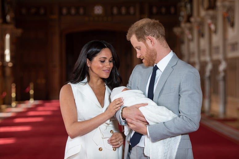 WINDSOR, ENGLAND - MAY 08: Prince Harry, Duke of Sussex and Meghan, Duchess of Sussex, pose with their newborn son Prince Archie Harrison Mountbatten-Windsor during a photocall in St George's Hall at Windsor Castle on May 8, 2019 in Windsor, England. The WINDSOR, ENGLAND - MAY 08: Prince Harry, Duke of Sussex and Meghan, Duchess of Sussex, pose with their newborn son Prince Archie Harrison Mountbatten-Windsor during a photocall in St George's Hall at Windsor Castle on May 8, 2019 in Windsor, England. The