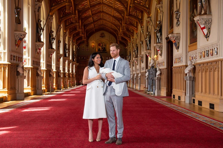 WINDSOR, ENGLAND - MAY 08: Prince Harry, Duke of Sussex and Meghan, Duchess of Sussex, pose with their newborn son Prince Archie Harrison Mountbatten-Windsor during a photocall in St George's Hall at Windsor Castle on May 8, 2019 in Windsor, England. The WINDSOR, ENGLAND - MAY 08: Prince Harry, Duke of Sussex and Meghan, Duchess of Sussex, pose with their newborn son Prince Archie Harrison Mountbatten-Windsor during a photocall in St George's Hall at Windsor Castle on May 8, 2019 in Windsor, England. The