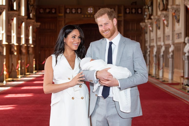 WINDSOR, ENGLAND - MAY 08: Prince Harry, Duke of Sussex and Meghan, Duchess of Sussex, pose with their newborn son Prince Archie Harrison Mountbatten-Windsor during a photocall in St George's Hall at Windsor Castle on May 8, 2019 in Windsor, England. The WINDSOR, ENGLAND - MAY 08: Prince Harry, Duke of Sussex and Meghan, Duchess of Sussex, pose with their newborn son Prince Archie Harrison Mountbatten-Windsor during a photocall in St George's Hall at Windsor Castle on May 8, 2019 in Windsor, England. The
