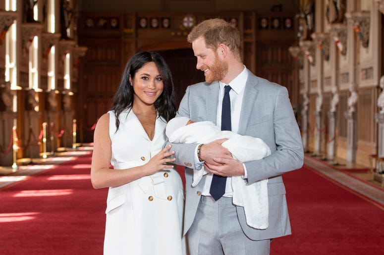 WINDSOR, ENGLAND - MAY 08: Prince Harry, Duke of Sussex and Meghan, Duchess of Sussex, pose with their newborn son Prince Archie Harrison Mountbatten-Windsor during a photocall in St George's Hall at Windsor Castle on May 8, 2019 in Windsor, England. The WINDSOR, ENGLAND - MAY 08: Prince Harry, Duke of Sussex and Meghan, Duchess of Sussex, pose with their newborn son Prince Archie Harrison Mountbatten-Windsor during a photocall in St George's Hall at Windsor Castle on May 8, 2019 in Windsor, England. The