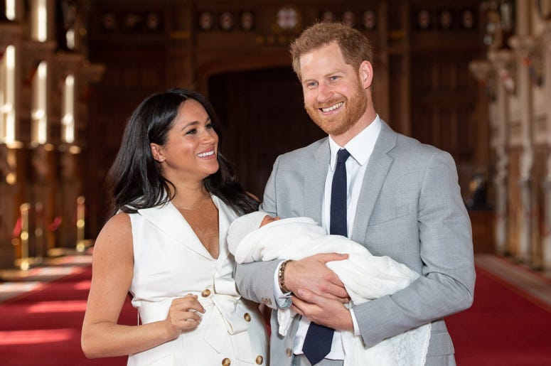 WINDSOR, ENGLAND - MAY 08: Prince Harry, Duke of Sussex and Meghan, Duchess of Sussex, pose with their newborn son Prince Archie Harrison Mountbatten-Windsor during a photocall in St George's Hall at Windsor Castle on May 8, 2019 in Windsor, England. The WINDSOR, ENGLAND - MAY 08: Prince Harry, Duke of Sussex and Meghan, Duchess of Sussex, pose with their newborn son Prince Archie Harrison Mountbatten-Windsor during a photocall in St George's Hall at Windsor Castle on May 8, 2019 in Windsor, England. The