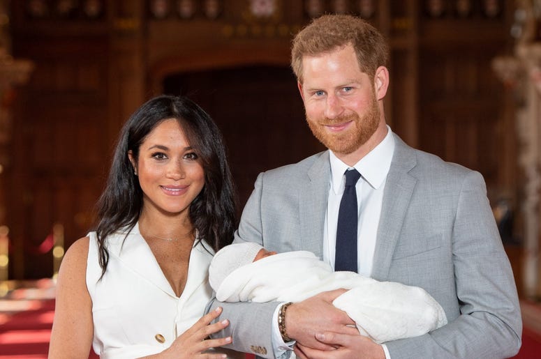 WINDSOR, ENGLAND - MAY 08: Prince Harry, Duke of Sussex and Meghan, Duchess of Sussex, pose with their newborn son Prince Archie Harrison Mountbatten-Windsor during a photocall in St George's Hall at Windsor Castle on May 8, 2019 in Windsor, England. The WINDSOR, ENGLAND - MAY 08: Prince Harry, Duke of Sussex and Meghan, Duchess of Sussex, pose with their newborn son Prince Archie Harrison Mountbatten-Windsor during a photocall in St George's Hall at Windsor Castle on May 8, 2019 in Windsor, England. The