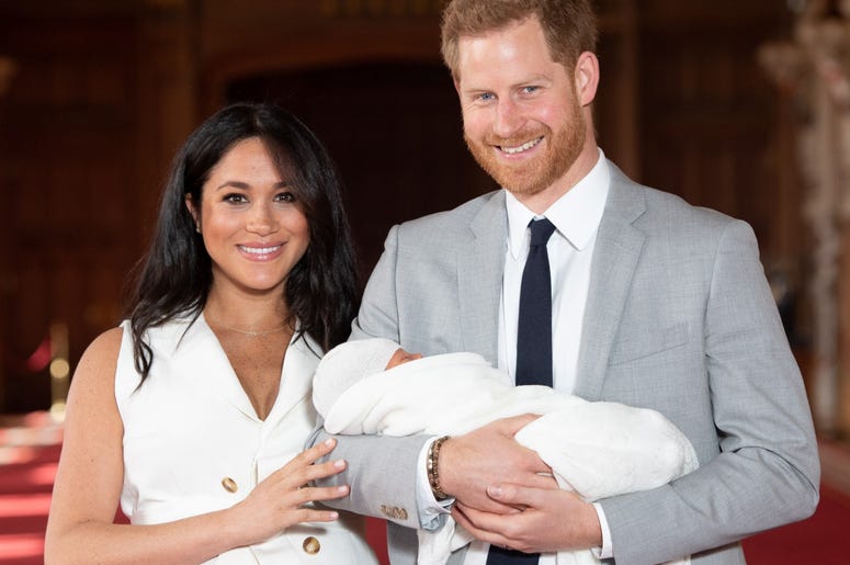 WINDSOR, ENGLAND - MAY 08: Prince Harry, Duke of Sussex and Meghan, Duchess of Sussex, pose with their newborn son Prince Archie Harrison Mountbatten-Windsor during a photocall in St George's Hall at Windsor Castle on May 8, 2019 in Windsor, England. The WINDSOR, ENGLAND - MAY 08: Prince Harry, Duke of Sussex and Meghan, Duchess of Sussex, pose with their newborn son Prince Archie Harrison Mountbatten-Windsor during a photocall in St George's Hall at Windsor Castle on May 8, 2019 in Windsor, England. The