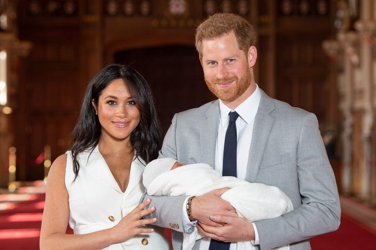 WINDSOR, ENGLAND - MAY 08: Prince Harry, Duke of Sussex and Meghan, Duchess of Sussex, pose with their newborn son Prince Archie Harrison Mountbatten-Windsor during a photocall in St George's Hall at Windsor Castle on May 8, 2019 in Windsor, England. The WINDSOR, ENGLAND - MAY 08: Prince Harry, Duke of Sussex and Meghan, Duchess of Sussex, pose with their newborn son Prince Archie Harrison Mountbatten-Windsor during a photocall in St George's Hall at Windsor Castle on May 8, 2019 in Windsor, England. The