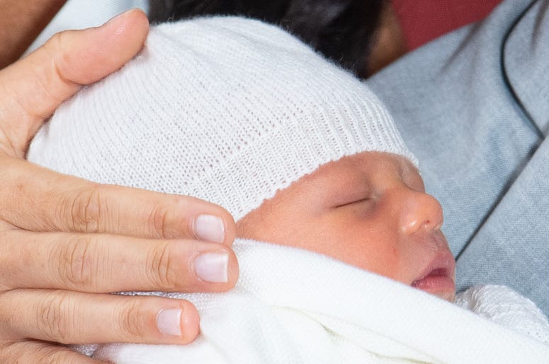 WINDSOR, ENGLAND - MAY 08: Prince Harry, Duke of Sussex and Meghan, Duchess of Sussex, pose with their newborn son Prince Archie Harrison Mountbatten-Windsor during a photocall in St George's Hall at Windsor Castle on May 8, 2019 in Windsor, England. The WINDSOR, ENGLAND - MAY 08: Prince Harry, Duke of Sussex and Meghan, Duchess of Sussex, pose with their newborn son Prince Archie Harrison Mountbatten-Windsor during a photocall in St George's Hall at Windsor Castle on May 8, 2019 in Windsor, England. The