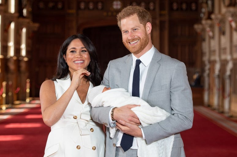 WINDSOR, ENGLAND - MAY 08: Prince Harry, Duke of Sussex and Meghan, Duchess of Sussex, pose with their newborn son Prince Archie Harrison Mountbatten-Windsor during a photocall in St George's Hall at Windsor Castle on May 8, 2019 in Windsor, England. The WINDSOR, ENGLAND - MAY 08: Prince Harry, Duke of Sussex and Meghan, Duchess of Sussex, pose with their newborn son Prince Archie Harrison Mountbatten-Windsor during a photocall in St George's Hall at Windsor Castle on May 8, 2019 in Windsor, England. The