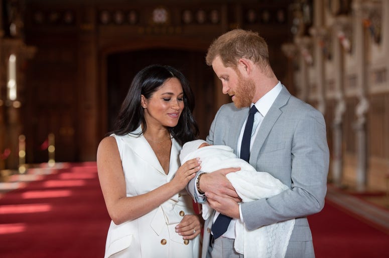 WINDSOR, ENGLAND - MAY 08: Prince Harry, Duke of Sussex and Meghan, Duchess of Sussex, pose with their newborn son Prince Archie Harrison Mountbatten-Windsor during a photocall in St George's Hall at Windsor Castle on May 8, 2019 in Windsor, England. The WINDSOR, ENGLAND - MAY 08: Prince Harry, Duke of Sussex and Meghan, Duchess of Sussex, pose with their newborn son Prince Archie Harrison Mountbatten-Windsor during a photocall in St George's Hall at Windsor Castle on May 8, 2019 in Windsor, England. The