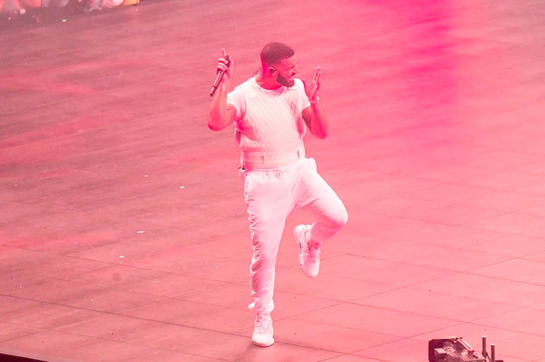 MIAMI, FL - NOVEMBER 13: Drake performs at the AmericanAirlines Arena in Miami, Florida on November 13, 2018. (Photo by Ron Elkman/USA TODAY NETWORK/Sipa USA) MIAMI, FL - NOVEMBER 13: Drake performs at the AmericanAirlines Arena in Miami, Florida on November 13, 2018. (Photo by Ron Elkman/USA TODAY NETWORK/Sipa USA)