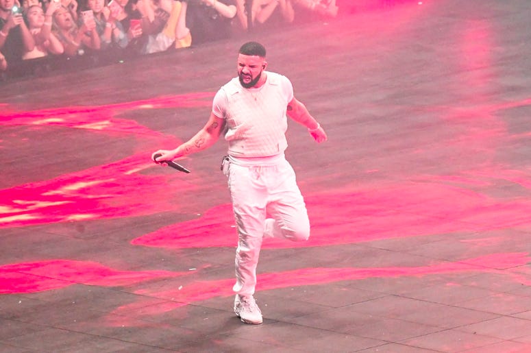MIAMI, FL - NOVEMBER 13: Drake performs at the AmericanAirlines Arena in Miami, Florida on November 13, 2018. (Photo by Ron Elkman/USA TODAY NETWORK/Sipa USA) MIAMI, FL - NOVEMBER 13: Drake performs at the AmericanAirlines Arena in Miami, Florida on November 13, 2018. (Photo by Ron Elkman/USA TODAY NETWORK/Sipa USA)
