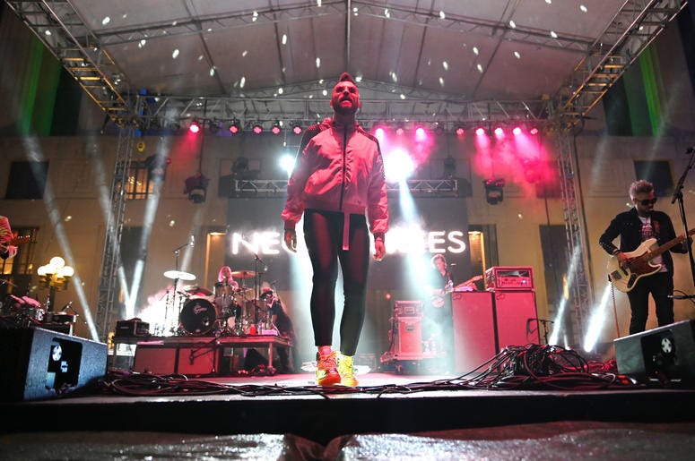 775 x 515 Neon Trees