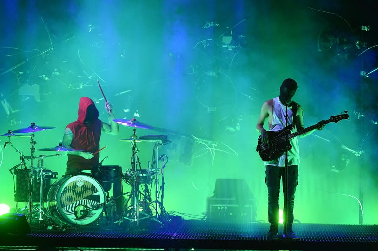 Twenty One Pilots perform on the 2016 American Music Awards Twenty One Pilots perform on the 2016 American Music Awards