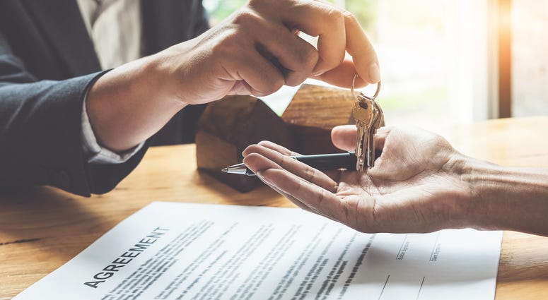 realtor-closing-GettyImages-954542342.jpg