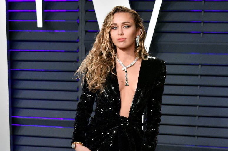 Miley Cyrus attends the 2019 Vanity Fair Oscar Party Miley Cyrus attends the 2019 Vanity Fair Oscar Party