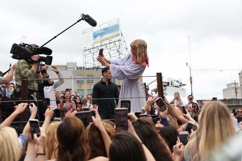 Taylor Swift Surprises Fans At New Kelsey Montague "What Lifts You Up" Mural In Nashville Taylor Swift Surprises Fans At New Kelsey Montague "What Lifts You Up" Mural In Nashville