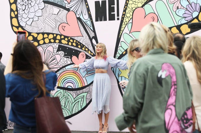 Taylor Swift Surprises Fans At New Kelsey Montague "What Lifts You Up" Mural In Nashville Taylor Swift Surprises Fans At New Kelsey Montague "What Lifts You Up" Mural In Nashville