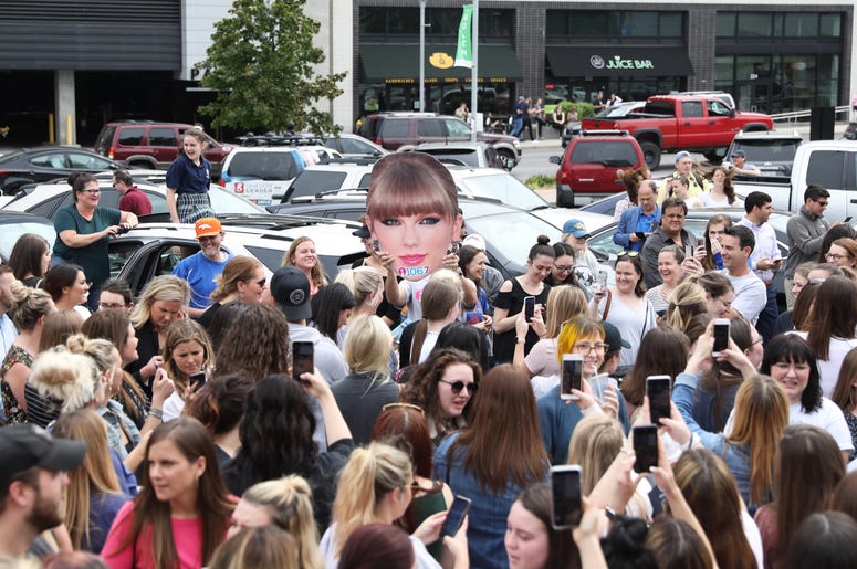 Taylor Swift Surprises Fans At New Kelsey Montague "What Lifts You Up" Mural In Nashville Taylor Swift Surprises Fans At New Kelsey Montague "What Lifts You Up" Mural In Nashville