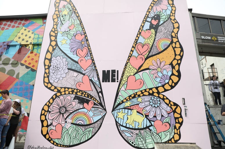Taylor Swift Surprises Fans At New Kelsey Montague "What Lifts You Up" Mural In Nashville Taylor Swift Surprises Fans At New Kelsey Montague "What Lifts You Up" Mural In Nashville