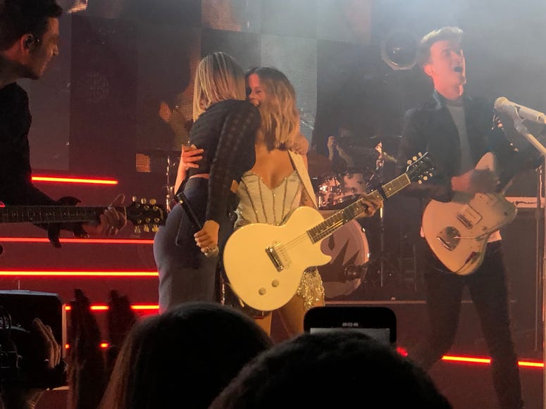 Maren Morris, Cassadee Pope sing "All My Favorite People" Maren Morris, Cassadee Pope sing "All My Favorite People"