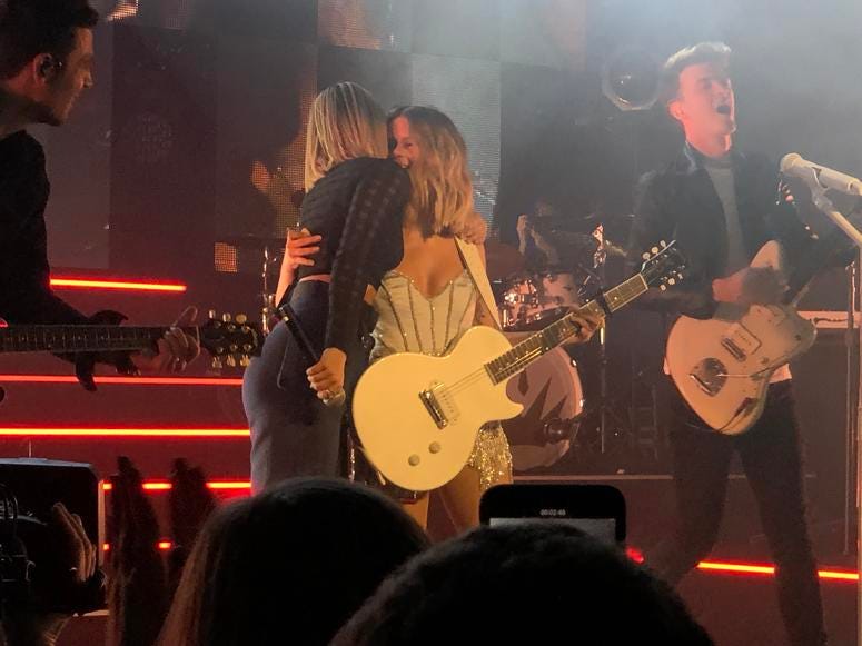 Maren Morris, Cassadee Pope sing "All My Favorite People" Maren Morris, Cassadee Pope sing "All My Favorite People"
