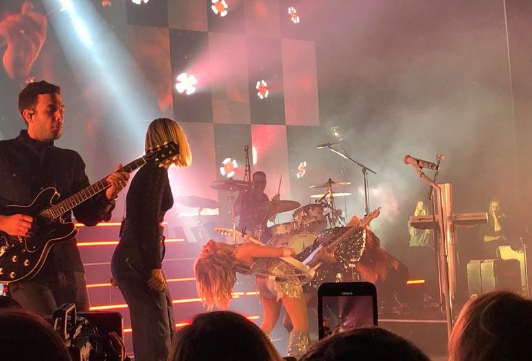 Maren Morris, Cassadee Pope sing "All My Favorite People" Maren Morris, Cassadee Pope sing "All My Favorite People"