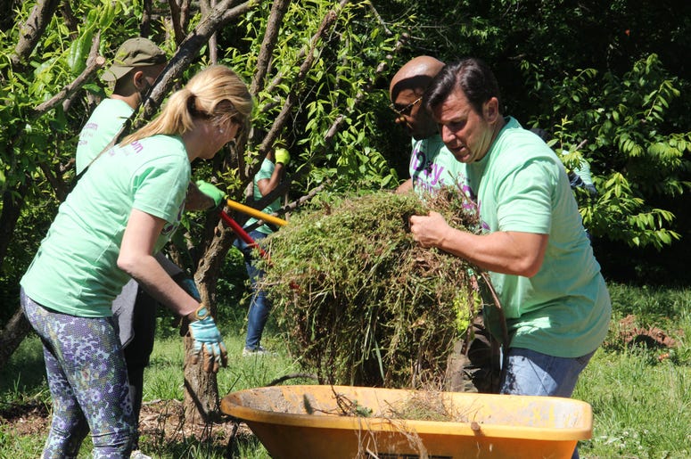 V-103 and Entercom Atlanta employees volunteer atUrban Farms in College Park, GA, on Earth Day 2019 V-103 and Entercom Atlanta employees volunteer atUrban Farms in College Park, GA, on Earth Day 2019