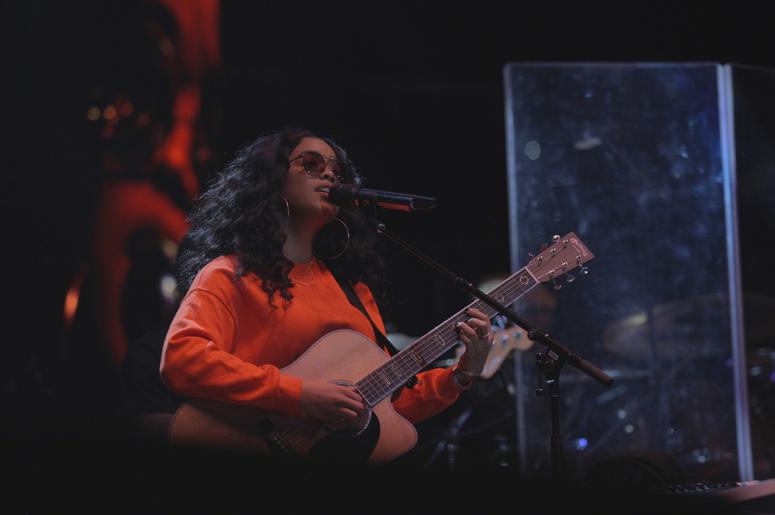 H.E.R. performing at V-103 Winterfest 2018 H.E.R. performing at V-103 Winterfest 2018