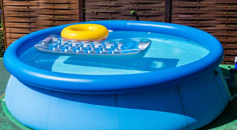 Woman puts kids inside inflatable pool on roof of car, gets arrested