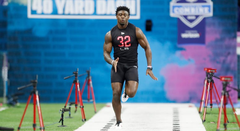 Louisiana State Tigers linebacker Patrick Queen (LB32) runs the 40 yard dash during the 2020 NFL Combine at Lucas Oil Stadium.