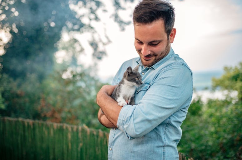 Women Find Men Less Attractive When They're Holding a Cat